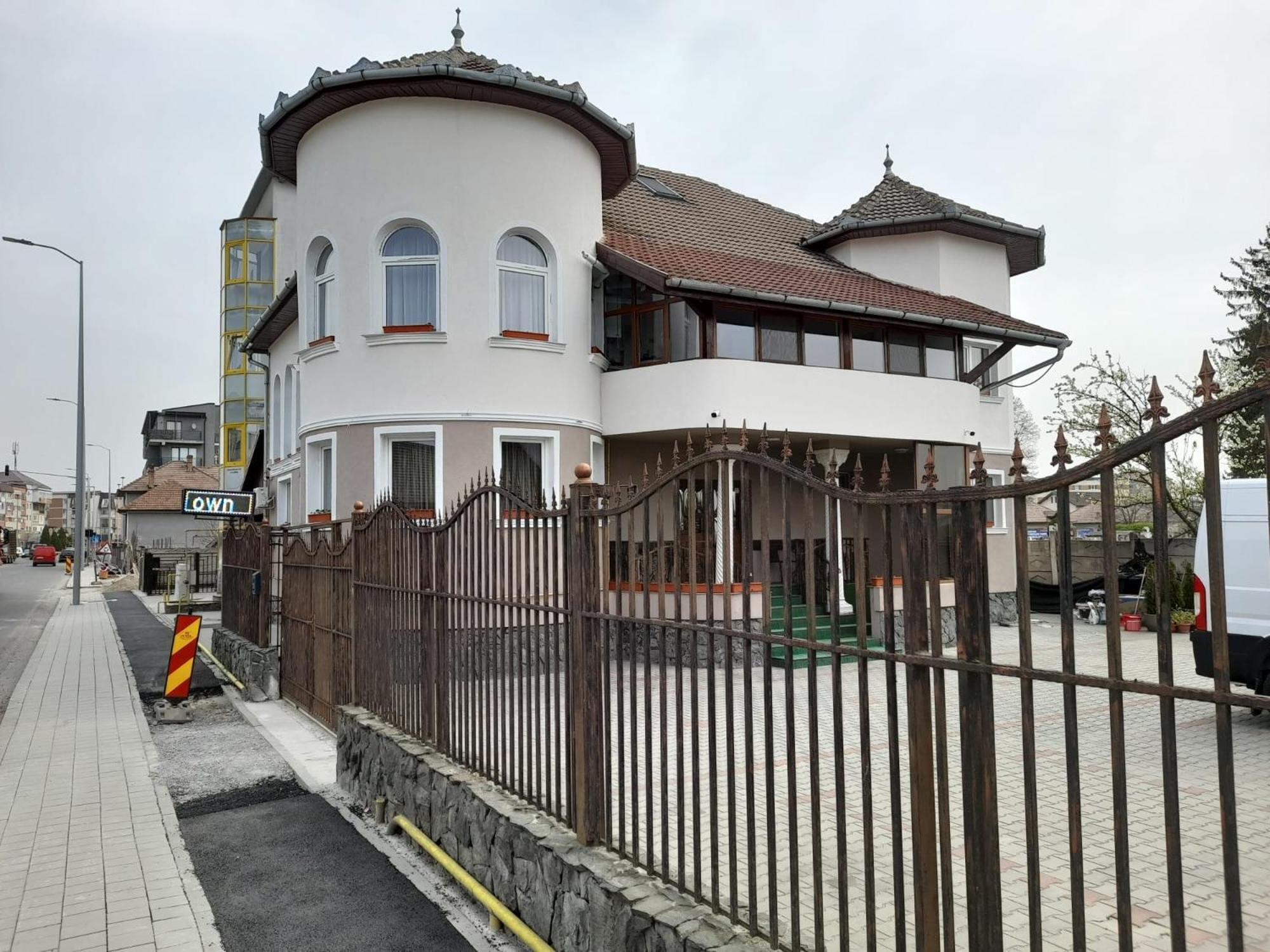 Pensiunea Crown Royal Alba Iulia Exterior foto